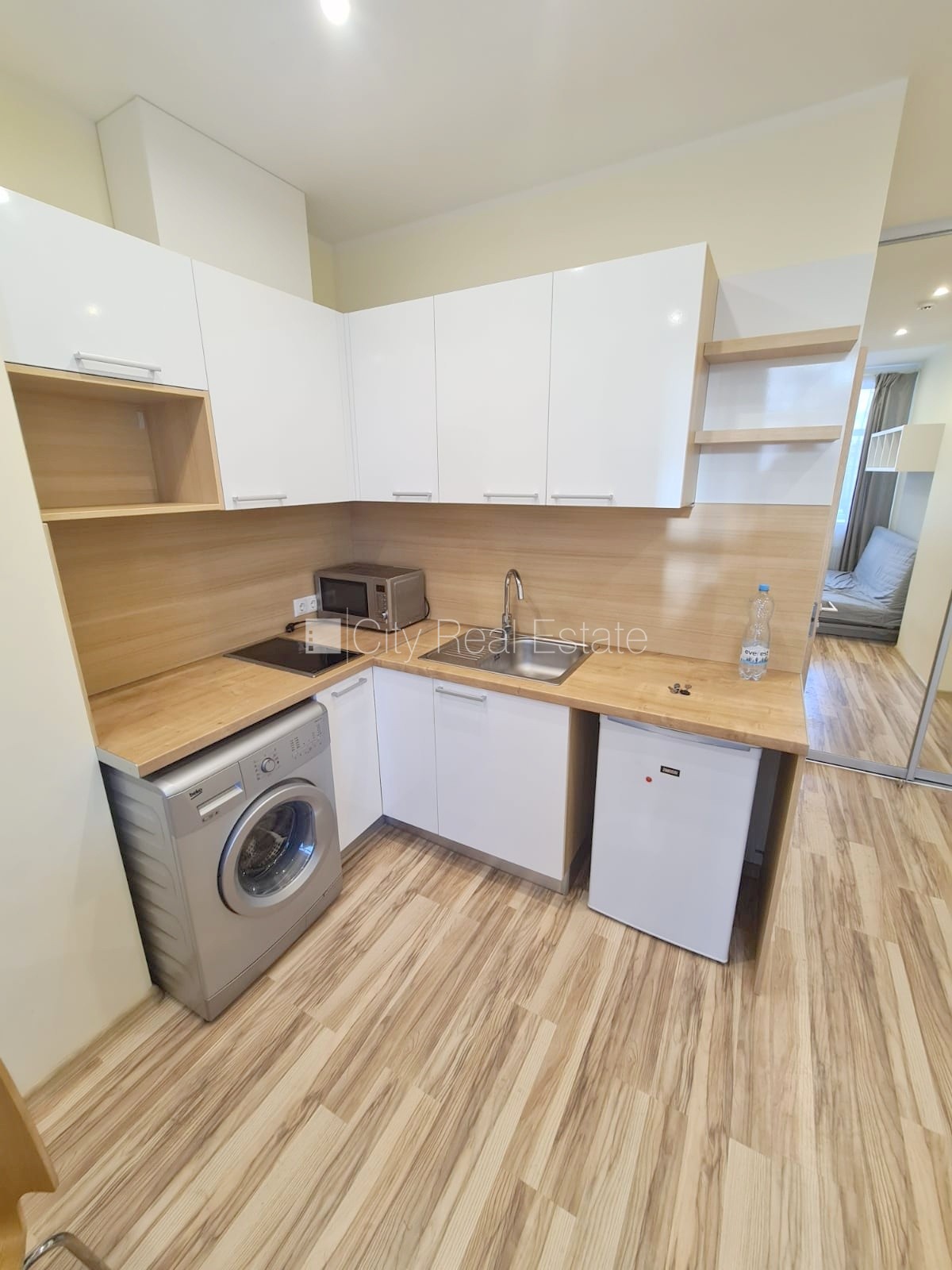 Sludinājumi. Pagalma ēka, renovēta māja, slēgts pagalms, iespēja nomāt autostāvvietu, ieeja no pagalma, kāpņu Cena: 365 EUR/mēn Foto #11