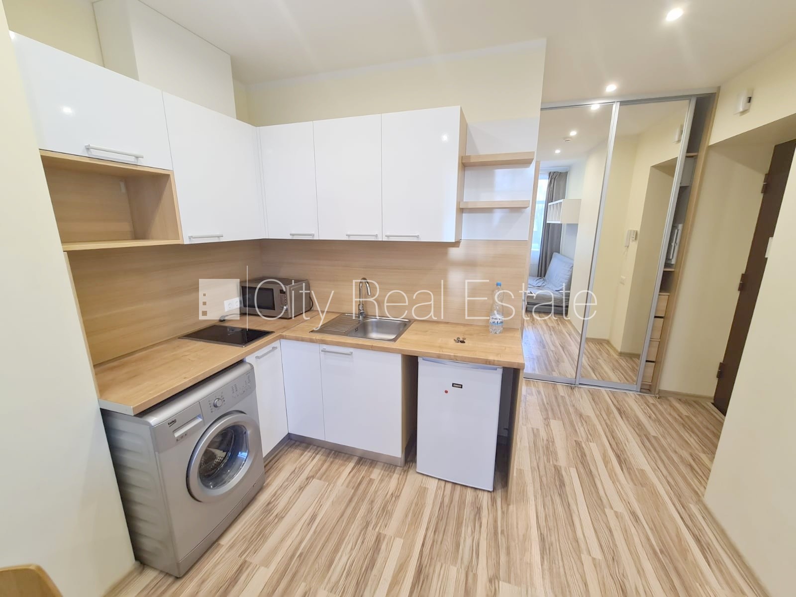 Sludinājumi. Pagalma ēka, renovēta māja, slēgts pagalms, iespēja nomāt autostāvvietu, ieeja no pagalma, kāpņu Cena: 365 EUR/mēn Foto #12