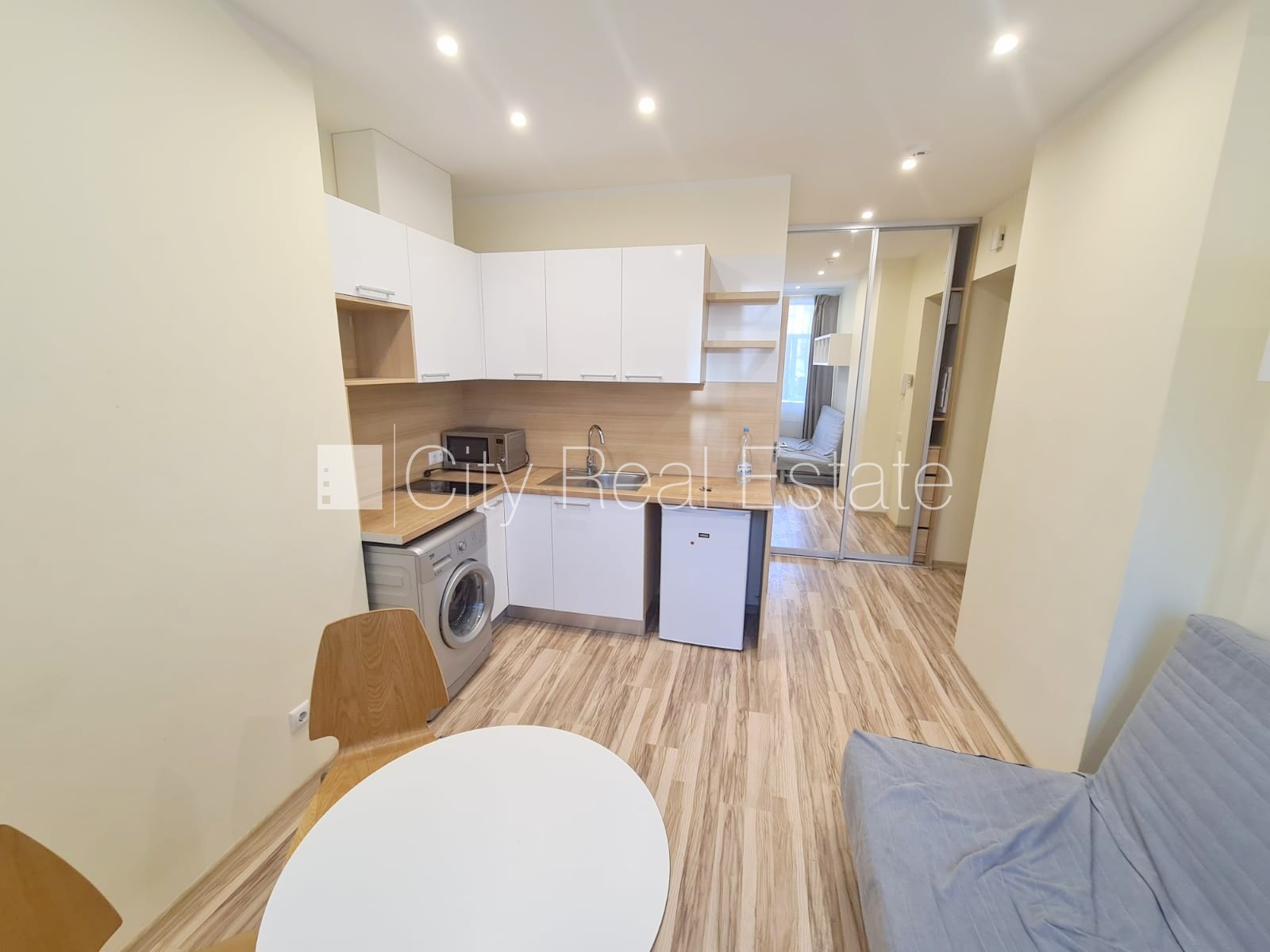 Sludinājumi. Pagalma ēka, renovēta māja, slēgts pagalms, iespēja nomāt autostāvvietu, ieeja no pagalma, kāpņu Cena: 365 EUR/mēn Foto #9