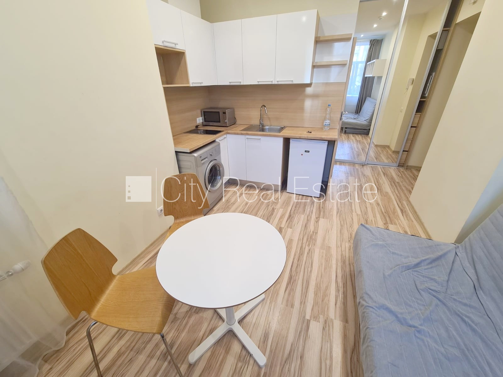 Sludinājumi. Pagalma ēka, renovēta māja, slēgts pagalms, iespēja nomāt autostāvvietu, ieeja no pagalma, kāpņu Cena: 365 EUR/mēn Foto #10