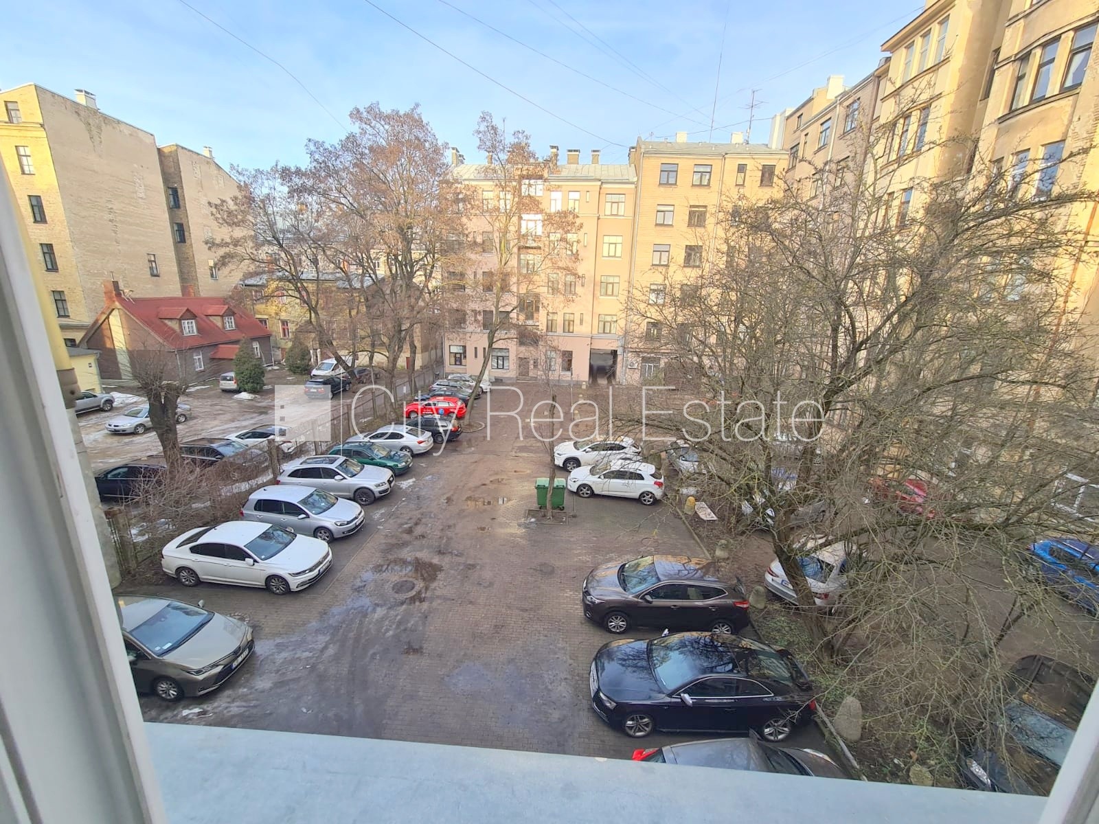 Sludinājumi. Pagalma ēka, renovēta māja, slēgts pagalms, iespēja nomāt autostāvvietu, ieeja no pagalma, kāpņu Cena: 365 EUR/mēn Foto #5