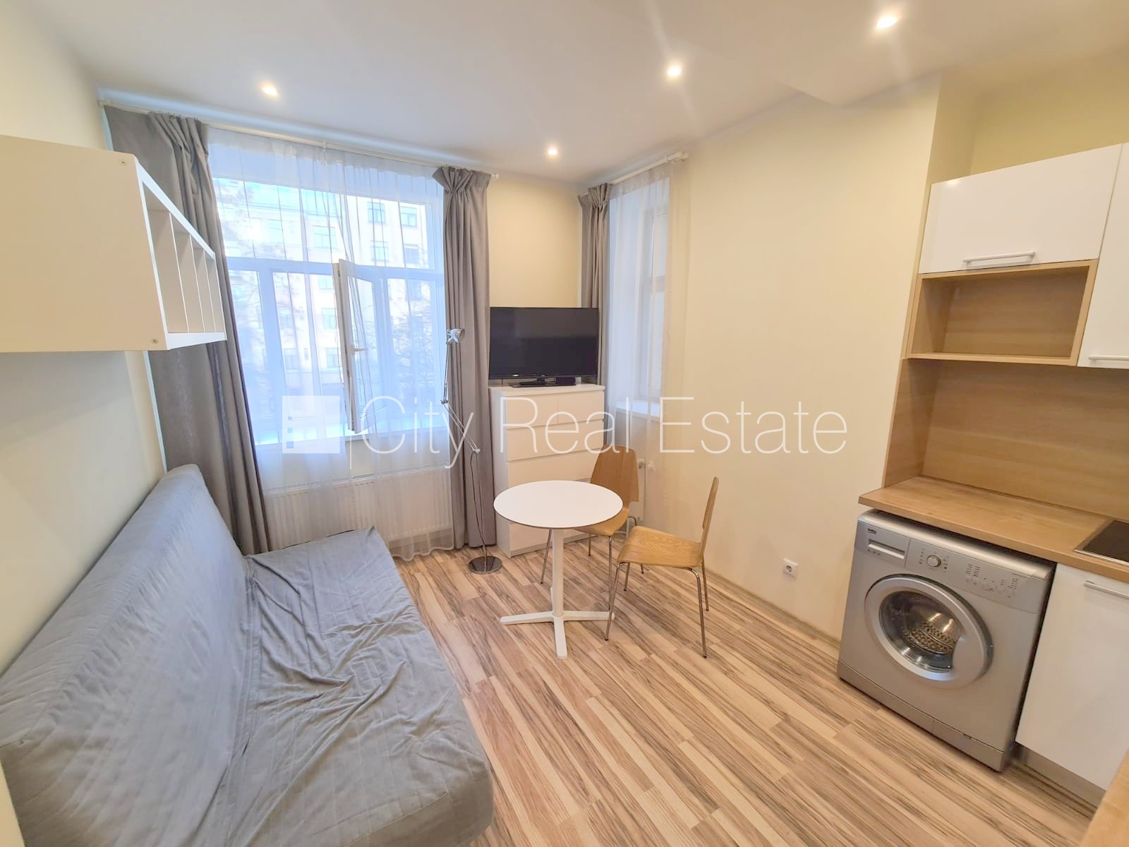 Sludinājumi. Pagalma ēka, renovēta māja, slēgts pagalms, iespēja nomāt autostāvvietu, ieeja no pagalma, kāpņu Cena: 365 EUR/mēn Foto #3