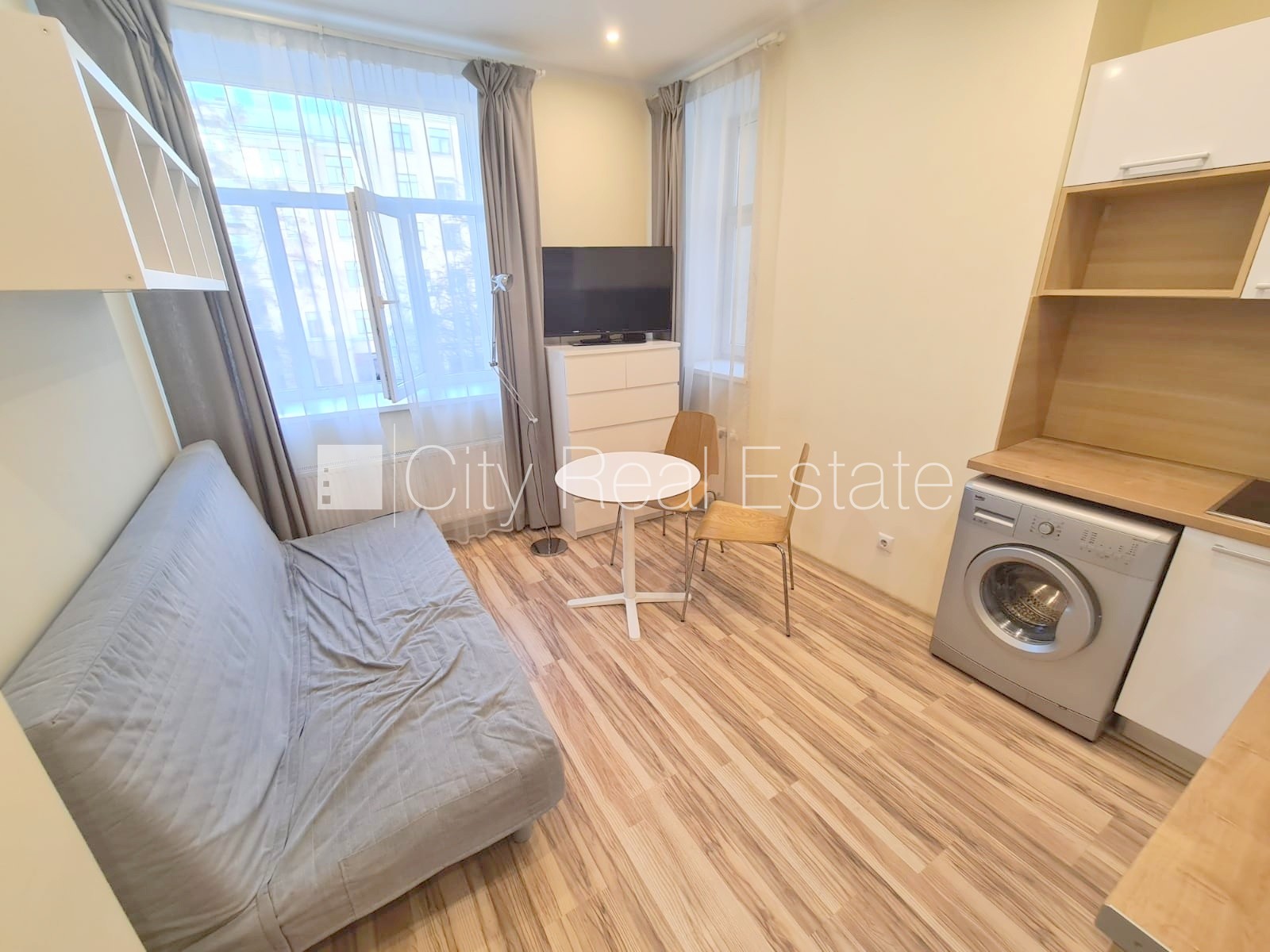 Sludinājumi. Pagalma ēka, renovēta māja, slēgts pagalms, iespēja nomāt autostāvvietu, ieeja no pagalma, kāpņu Cena: 365 EUR/mēn Foto #4