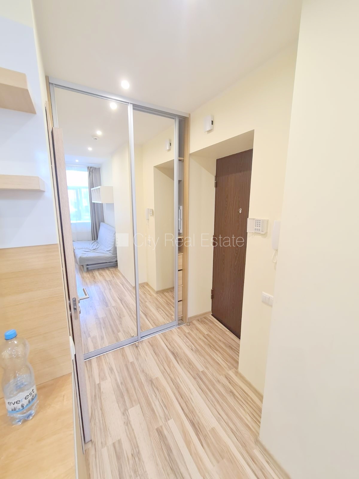 Sludinājumi. Pagalma ēka, renovēta māja, slēgts pagalms, iespēja nomāt autostāvvietu, ieeja no pagalma, kāpņu Cena: 365 EUR/mēn Foto #13