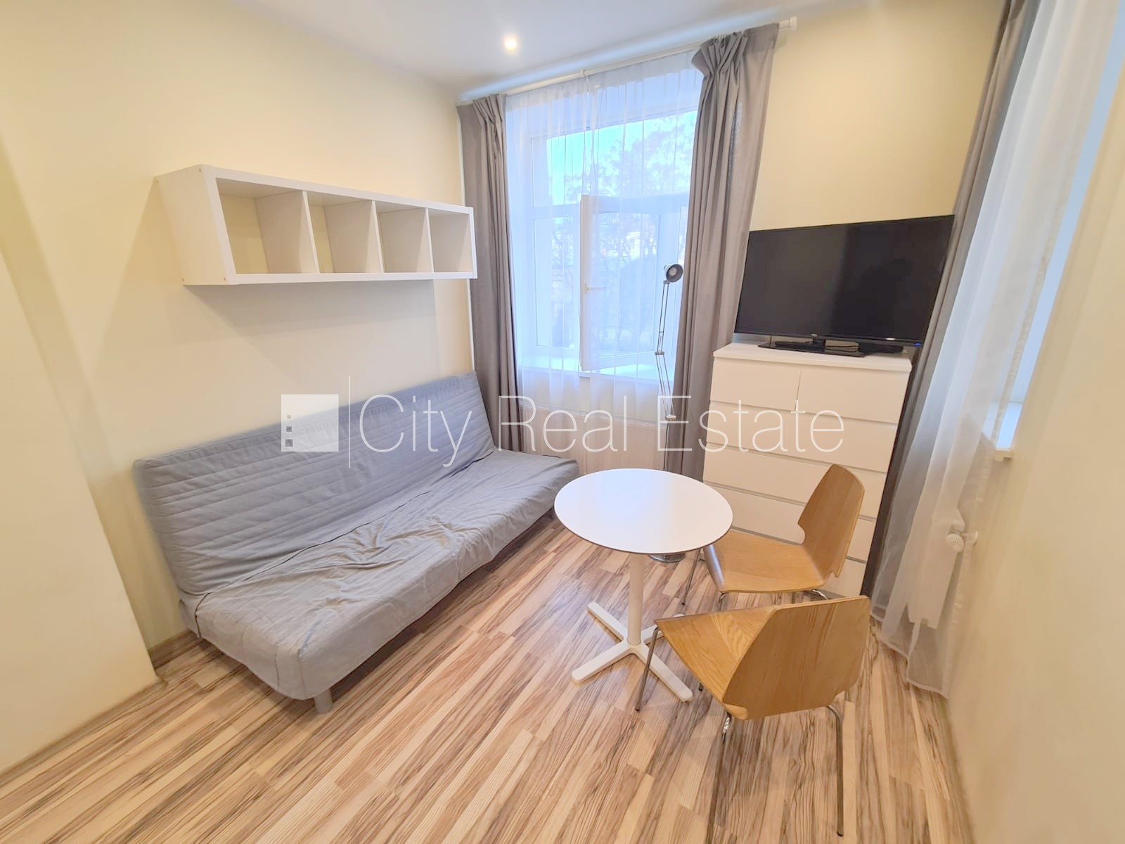 Sludinājumi. Pagalma ēka, renovēta māja, slēgts pagalms, iespēja nomāt autostāvvietu, ieeja no pagalma, kāpņu Cena: 365 EUR/mēn Foto #7