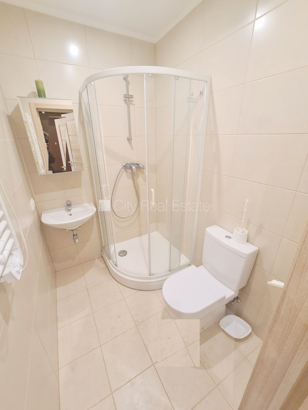 Sludinājumi. Pagalma ēka, renovēta māja, slēgts pagalms, iespēja nomāt autostāvvietu, ieeja no pagalma, kāpņu Cena: 365 EUR/mēn Foto #15