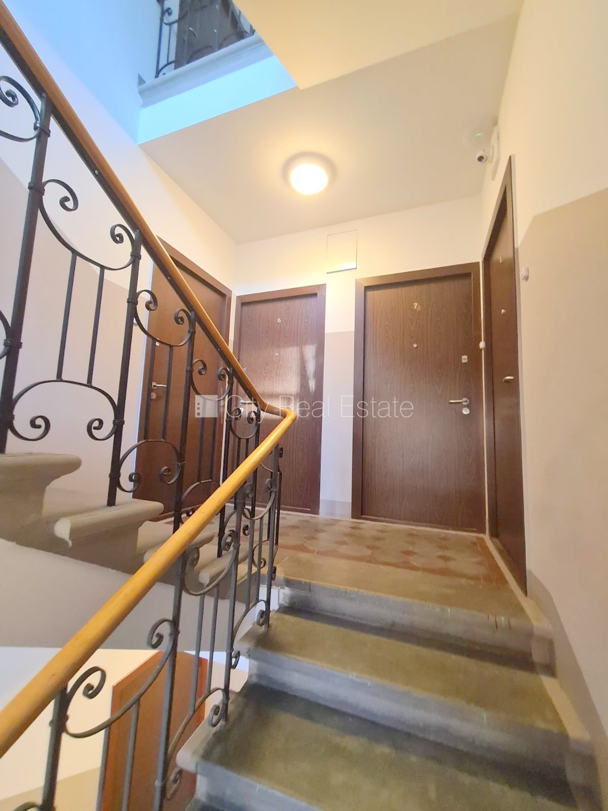 Sludinājumi. Pagalma ēka, renovēta māja, slēgts pagalms, iespēja nomāt autostāvvietu, ieeja no pagalma, kāpņu Cena: 365 EUR/mēn Foto #17