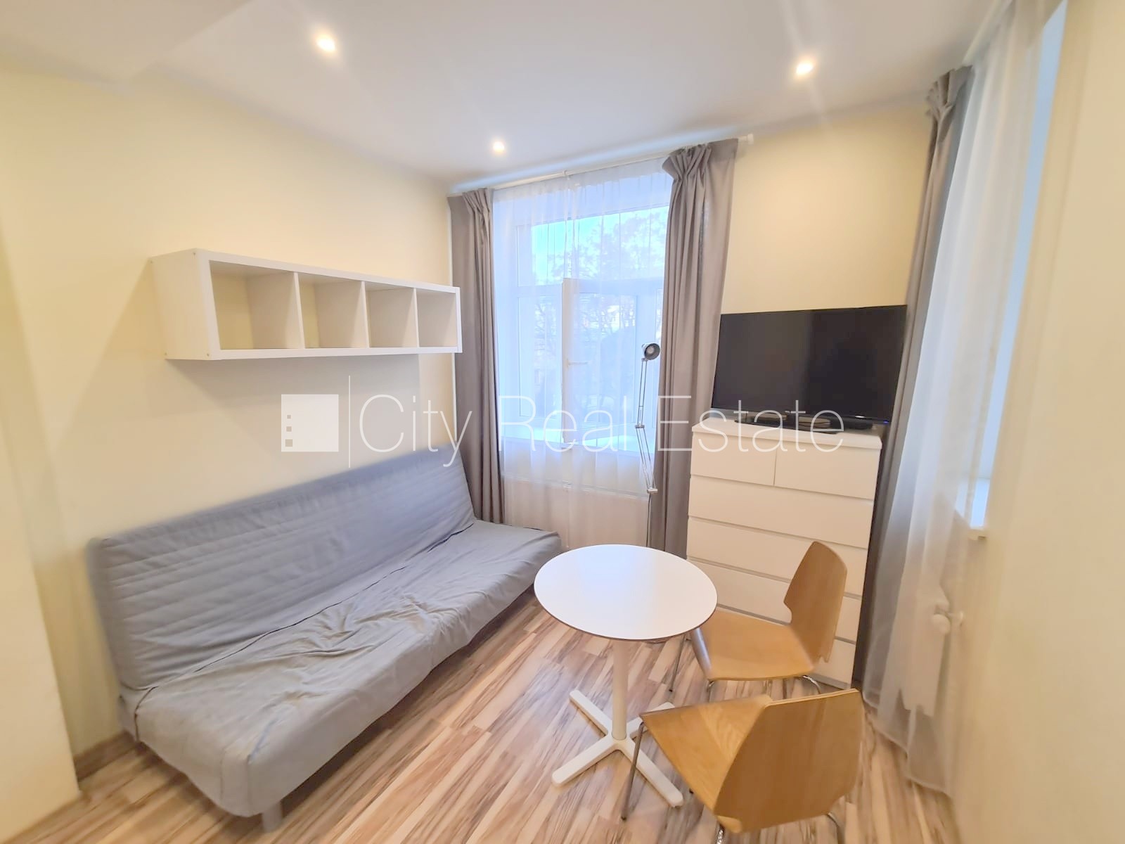 Sludinājumi. Pagalma ēka, renovēta māja, slēgts pagalms, iespēja nomāt autostāvvietu, ieeja no pagalma, kāpņu Cena: 365 EUR/mēn Foto #8