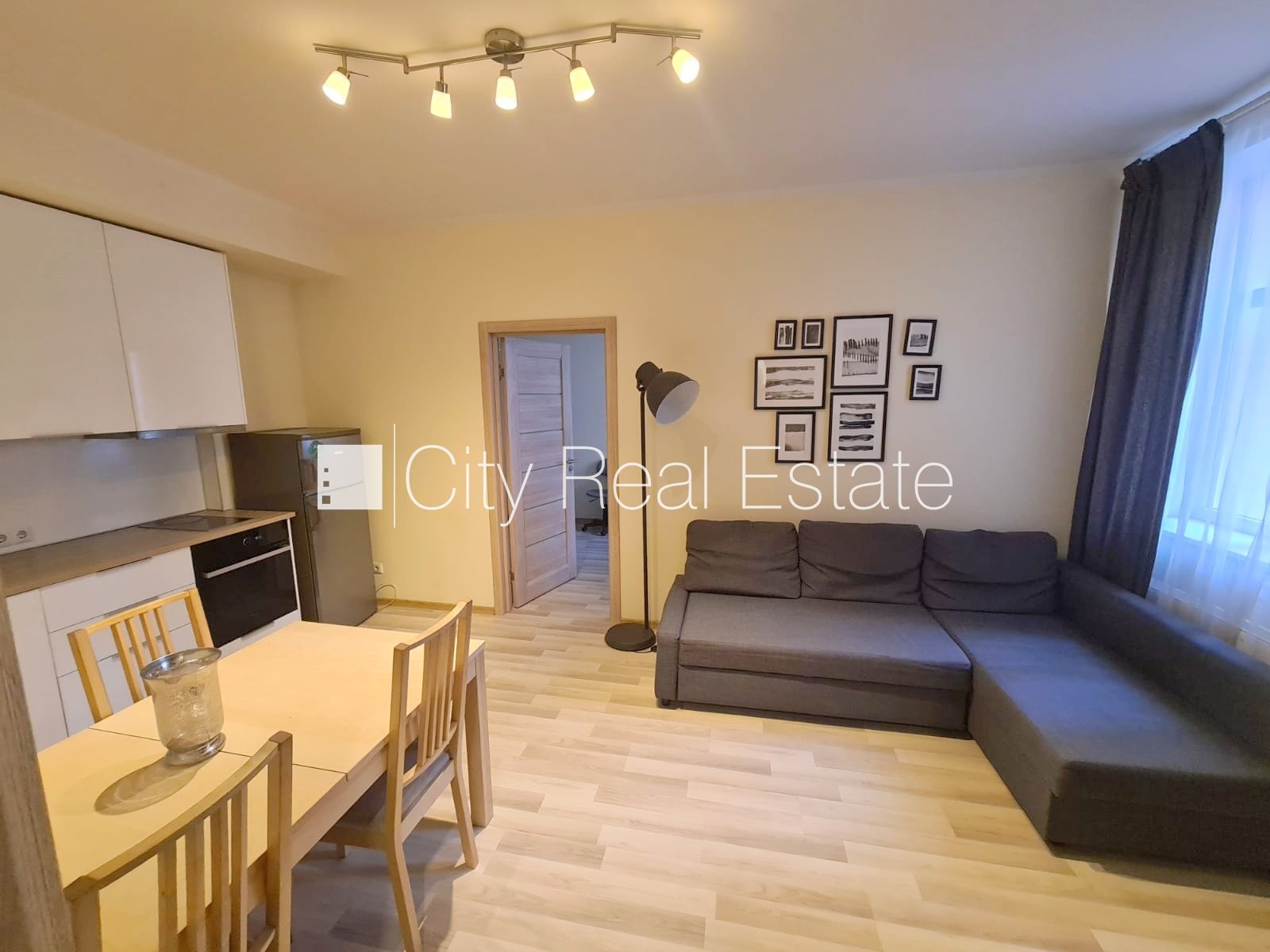 Sludinājumi. Pagalma ēka, renovēta māja, slēgts pagalms, iespēja nomāt autostāvvietu, ieeja no pagalma, kāpņu Cena: 690 EUR/mēn Foto #2