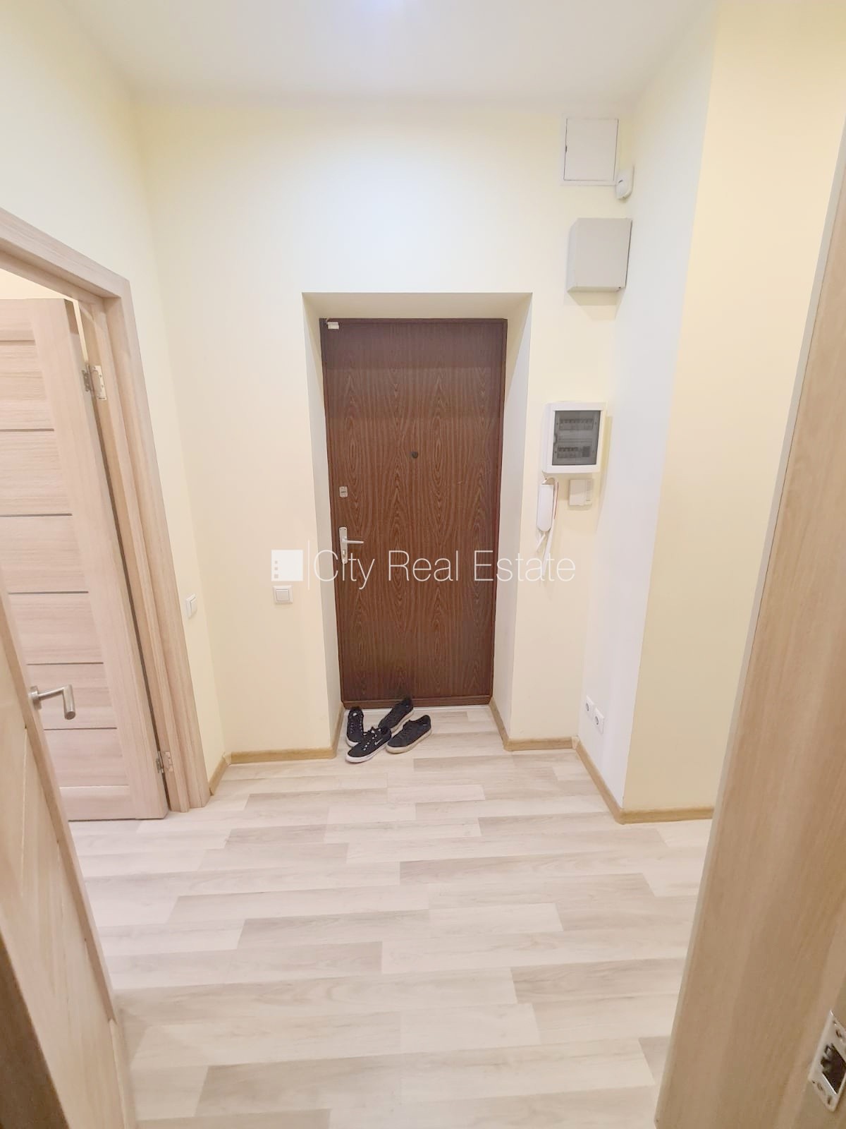 Sludinājumi. Pagalma ēka, renovēta māja, slēgts pagalms, iespēja nomāt autostāvvietu, ieeja no pagalma, kāpņu Cena: 690 EUR/mēn Foto #13