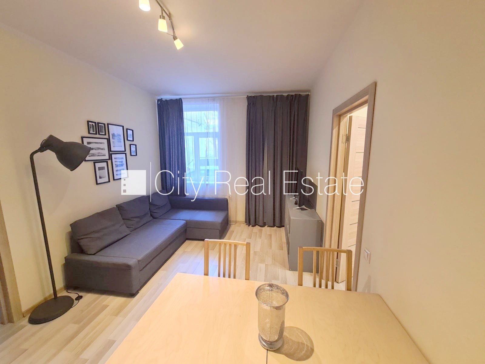 Sludinājumi. Pagalma ēka, renovēta māja, slēgts pagalms, iespēja nomāt autostāvvietu, ieeja no pagalma, kāpņu Cena: 690 EUR/mēn Foto #4