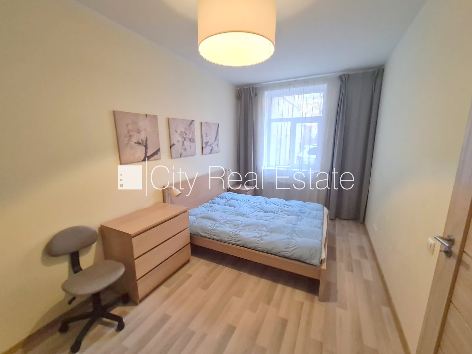 Sludinājumi. Pagalma ēka, renovēta māja, slēgts pagalms, iespēja nomāt autostāvvietu, ieeja no pagalma, kāpņu Cena: 690 EUR/mēn Foto #5