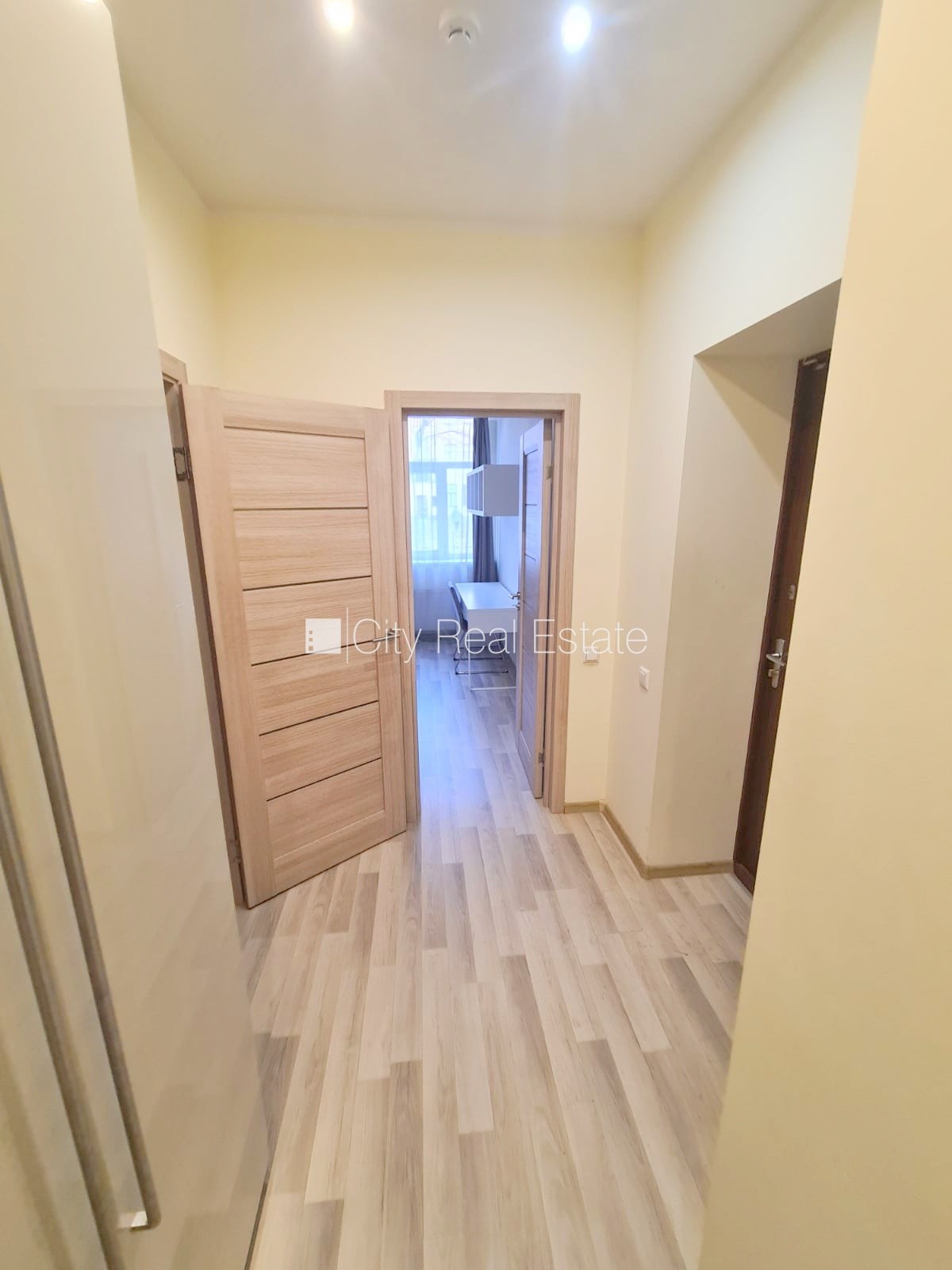 Sludinājumi. Pagalma ēka, renovēta māja, slēgts pagalms, iespēja nomāt autostāvvietu, ieeja no pagalma, kāpņu Cena: 690 EUR/mēn Foto #8