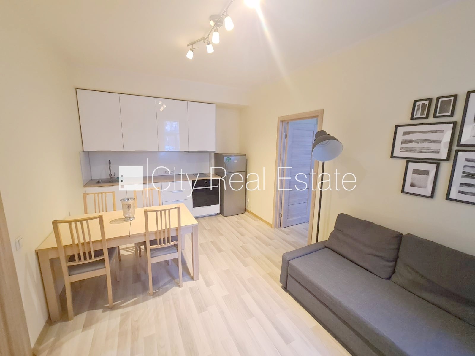 Sludinājumi. Pagalma ēka, renovēta māja, slēgts pagalms, iespēja nomāt autostāvvietu, ieeja no pagalma, kāpņu Cena: 690 EUR/mēn Foto #1