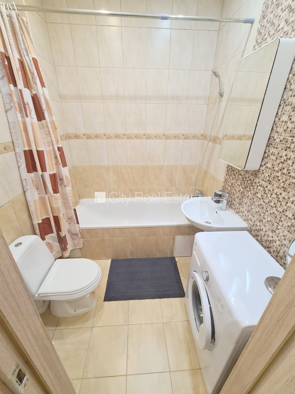 Sludinājumi. Pagalma ēka, renovēta māja, slēgts pagalms, iespēja nomāt autostāvvietu, ieeja no pagalma, kāpņu Cena: 690 EUR/mēn Foto #11