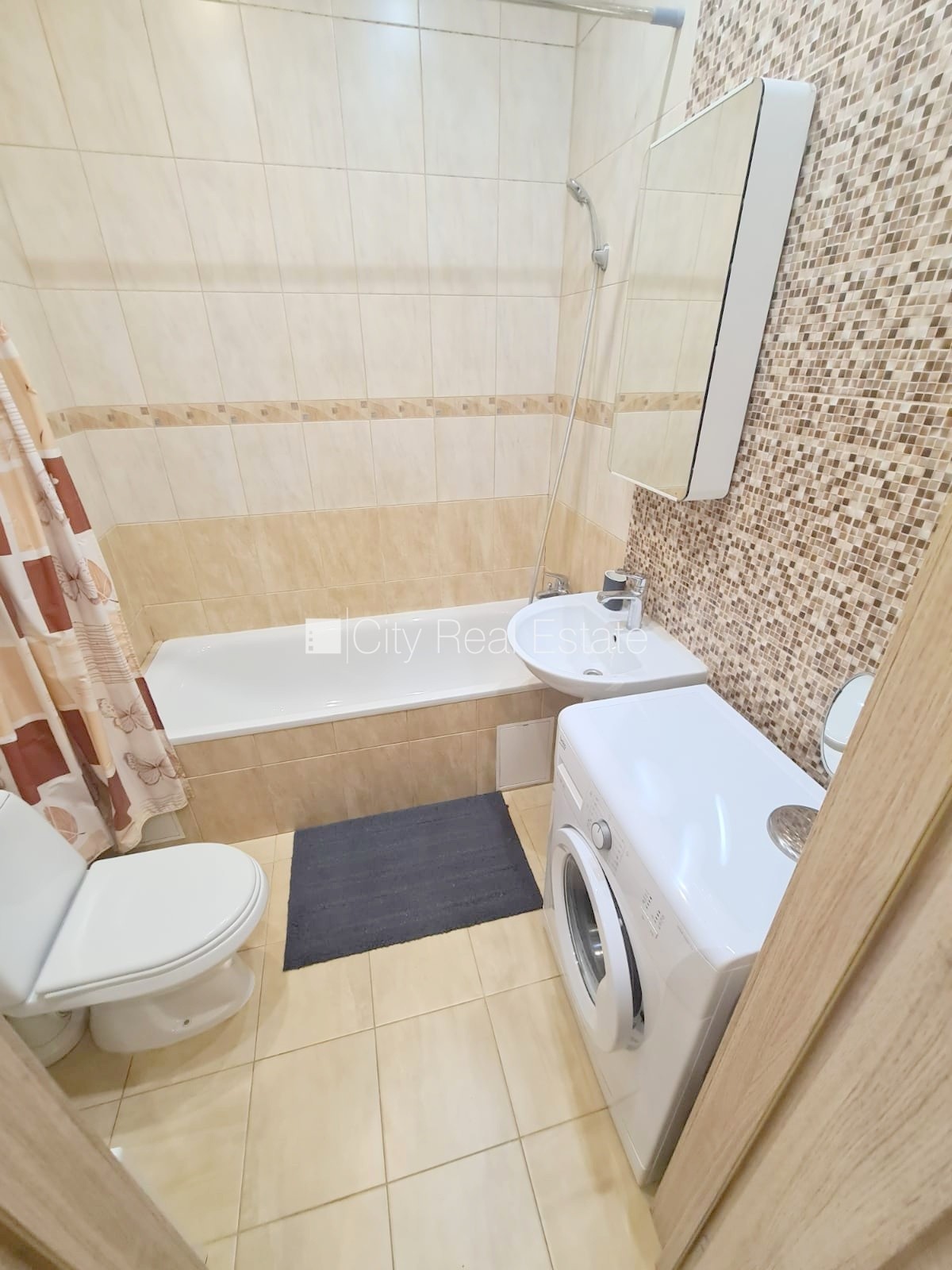 Sludinājumi. Pagalma ēka, renovēta māja, slēgts pagalms, iespēja nomāt autostāvvietu, ieeja no pagalma, kāpņu Cena: 690 EUR/mēn Foto #12