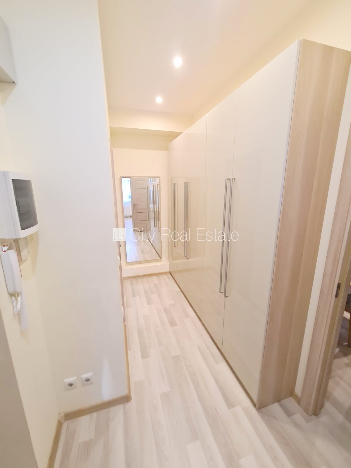 Sludinājumi. Pagalma ēka, renovēta māja, slēgts pagalms, iespēja nomāt autostāvvietu, ieeja no pagalma, kāpņu Cena: 690 EUR/mēn Foto #10