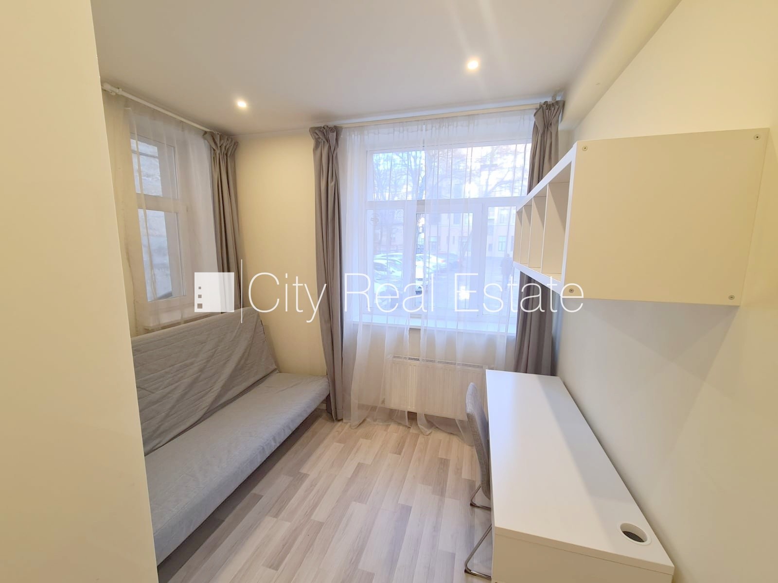 Sludinājumi. Pagalma ēka, renovēta māja, slēgts pagalms, iespēja nomāt autostāvvietu, ieeja no pagalma, kāpņu Cena: 690 EUR/mēn Foto #9