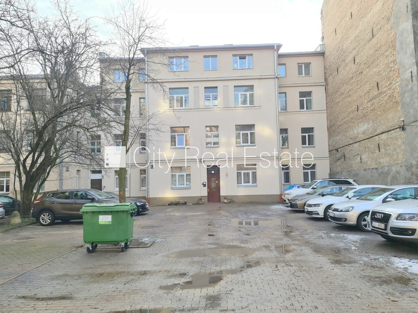 Sludinājumi. Pagalma ēka, renovēta māja, slēgts pagalms, iespēja nomāt autostāvvietu, ieeja no pagalma, kāpņu Cena: 690 EUR/mēn Foto #15