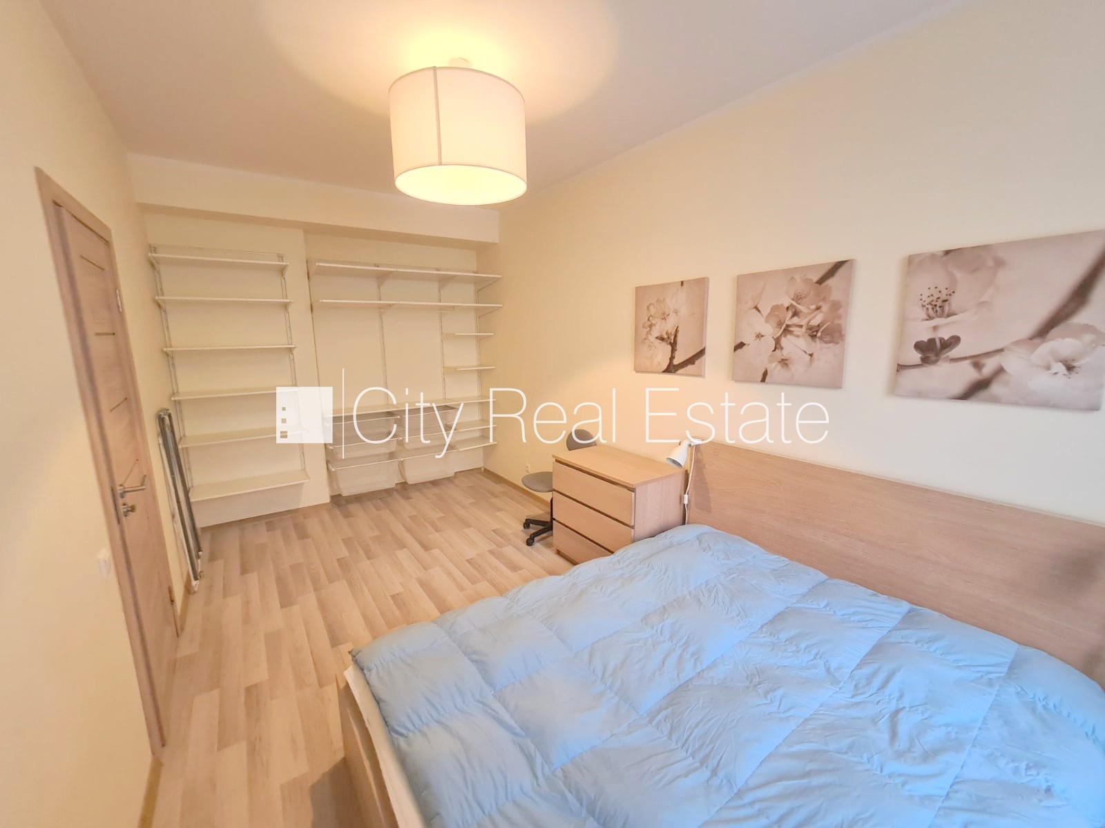 Sludinājumi. Pagalma ēka, renovēta māja, slēgts pagalms, iespēja nomāt autostāvvietu, ieeja no pagalma, kāpņu Cena: 690 EUR/mēn Foto #6