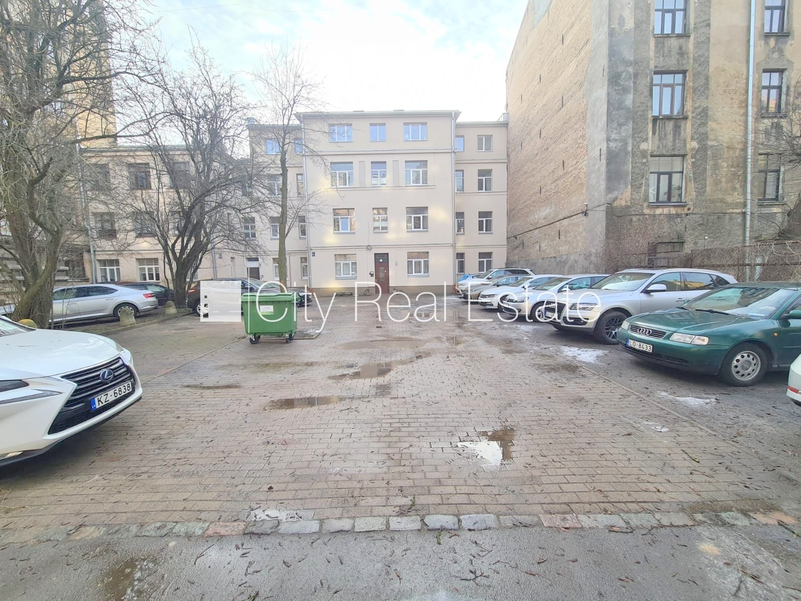 Sludinājumi. Pagalma ēka, renovēta māja, slēgts pagalms, iespēja nomāt autostāvvietu, ieeja no pagalma, kāpņu Cena: 690 EUR/mēn Foto #16