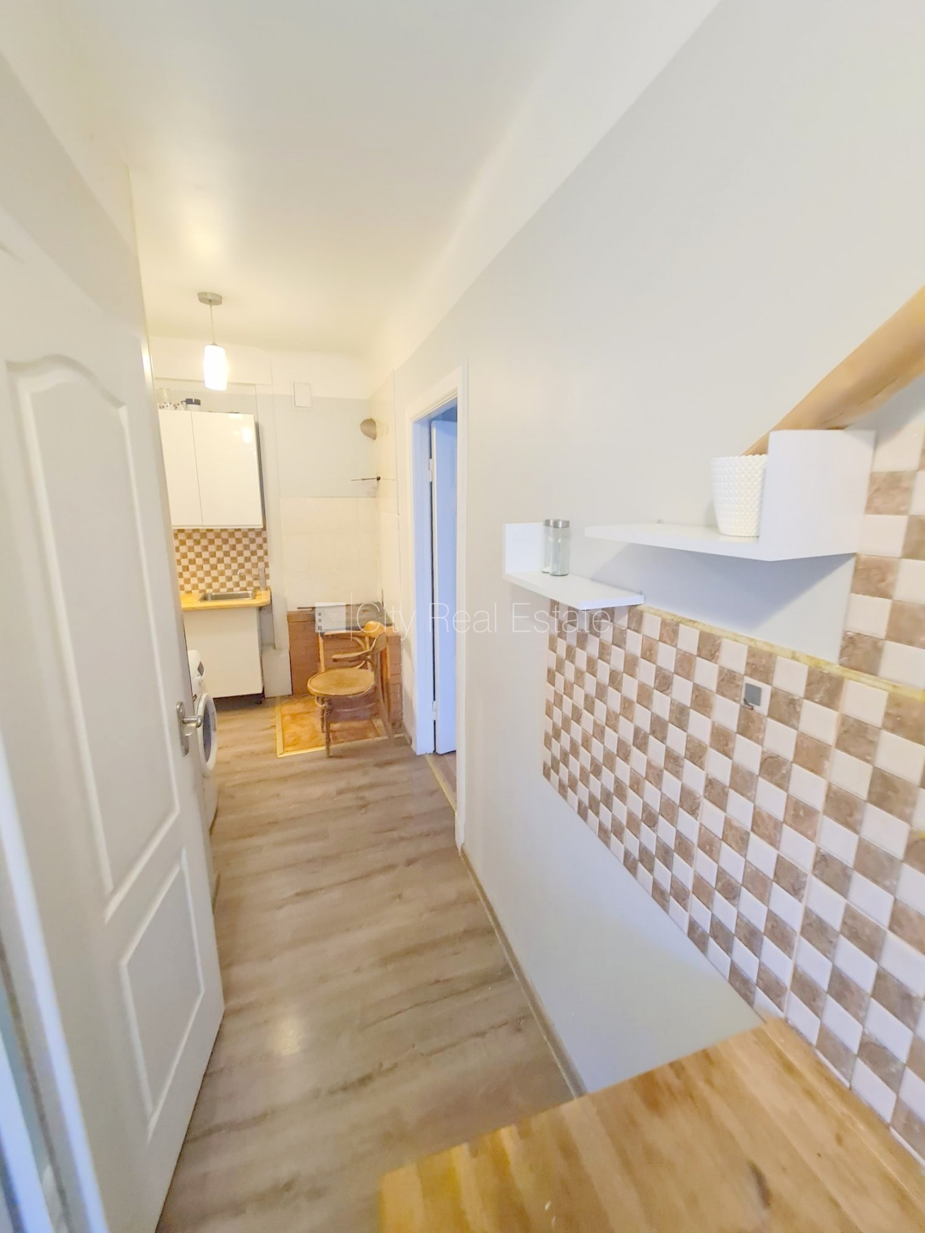 Sludinājumi. Fasādes māja, slēgts pagalms, ieeja no ielas, logi vērsti uz pagalma pusi, istaba izolēta, virtuve, Cena: 250 EUR/mēn Foto #13