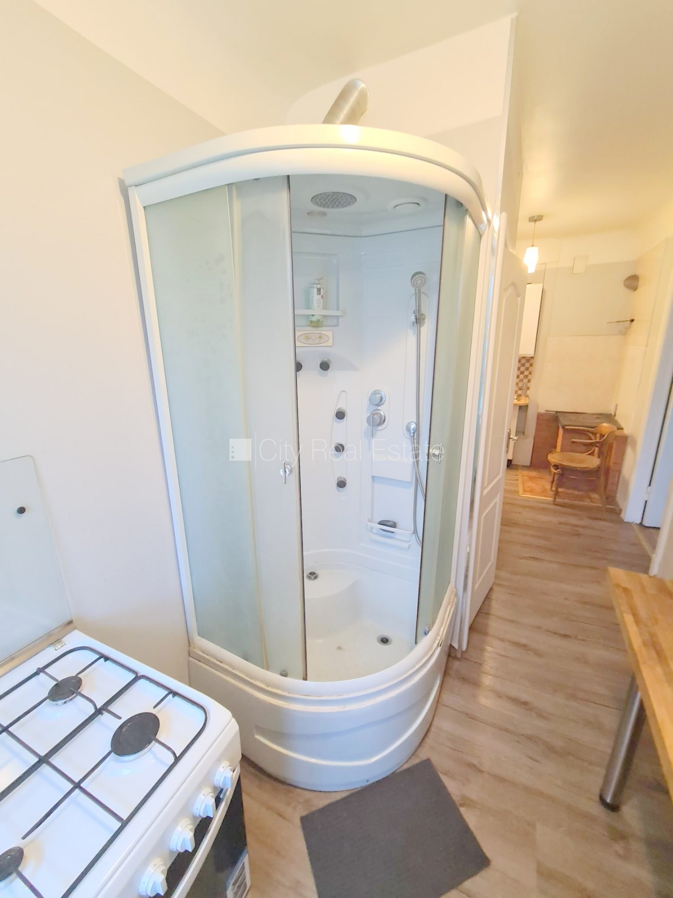 Sludinājumi. Fasādes māja, slēgts pagalms, ieeja no ielas, logi vērsti uz pagalma pusi, istaba izolēta, virtuve, Cena: 250 EUR/mēn Foto #11