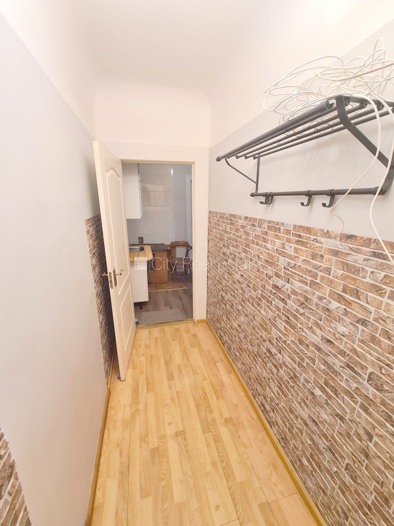 Sludinājumi. Fasādes māja, slēgts pagalms, ieeja no ielas, logi vērsti uz pagalma pusi, istaba izolēta, virtuve, Cena: 250 EUR/mēn Foto #18