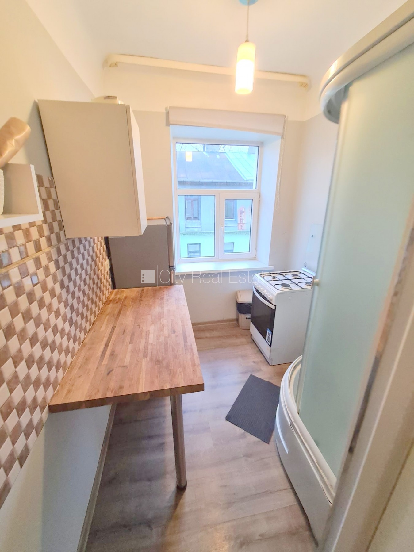 Sludinājumi. Fasādes māja, slēgts pagalms, ieeja no ielas, logi vērsti uz pagalma pusi, istaba izolēta, virtuve, Cena: 250 EUR/mēn Foto #9