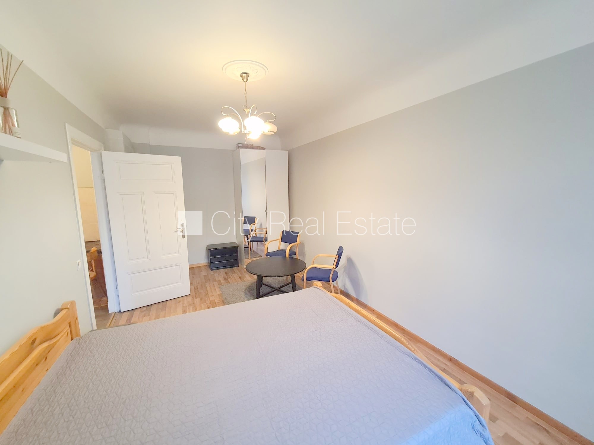 Sludinājumi. Fasādes māja, slēgts pagalms, ieeja no ielas, logi vērsti uz pagalma pusi, istaba izolēta, virtuve, Cena: 250 EUR/mēn Foto #5