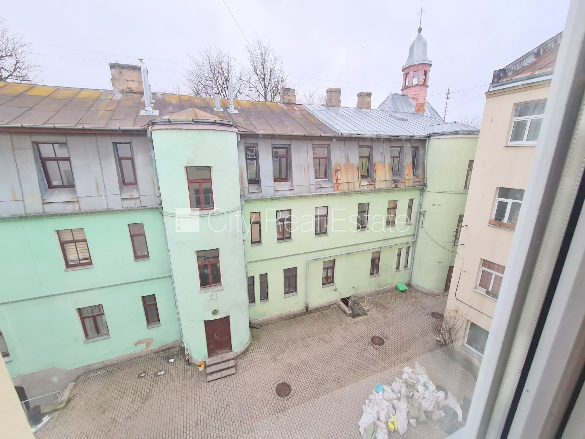 Sludinājumi. Fasādes māja, slēgts pagalms, ieeja no ielas, logi vērsti uz pagalma pusi, istaba izolēta, virtuve, Cena: 250 EUR/mēn Foto #7