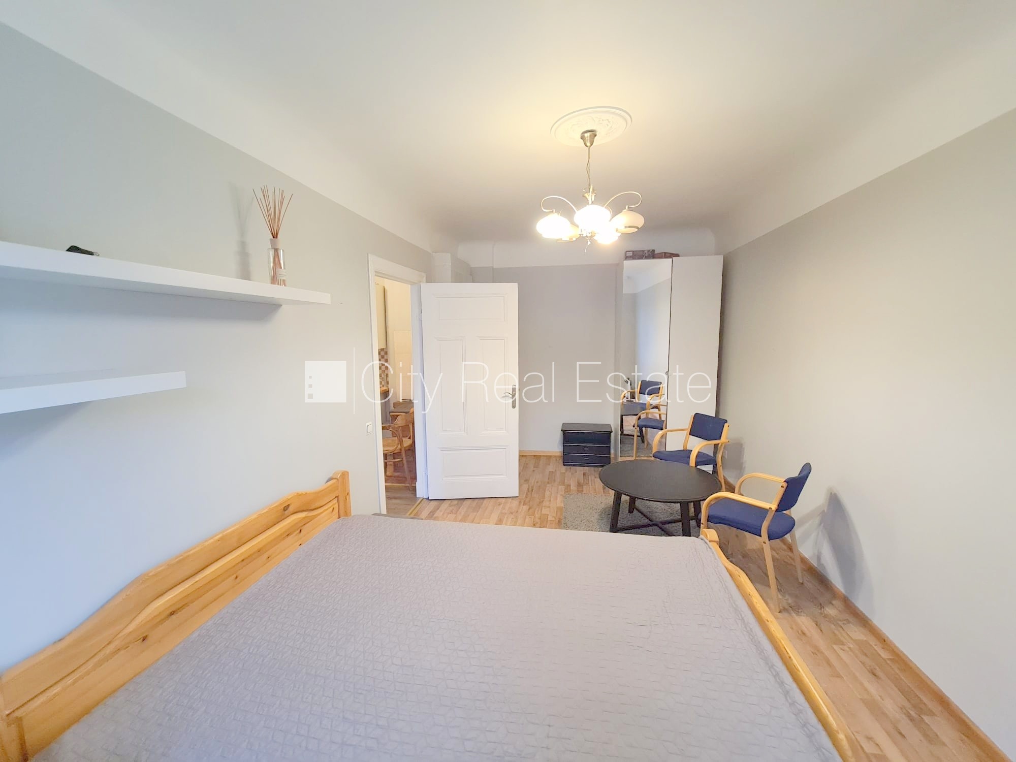 Sludinājumi. Fasādes māja, slēgts pagalms, ieeja no ielas, logi vērsti uz pagalma pusi, istaba izolēta, virtuve, Cena: 250 EUR/mēn Foto #4