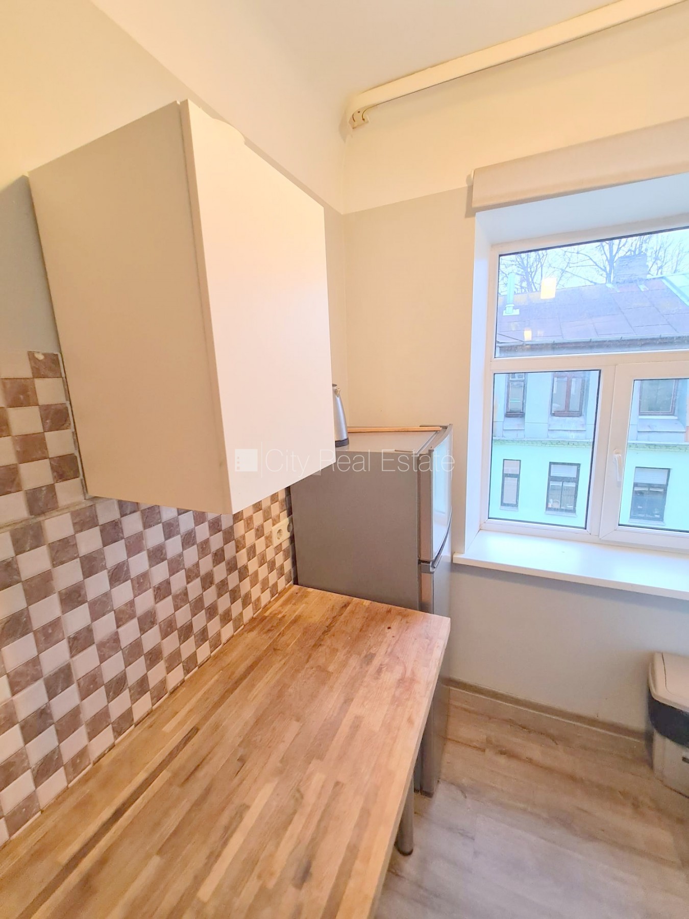 Sludinājumi. Fasādes māja, slēgts pagalms, ieeja no ielas, logi vērsti uz pagalma pusi, istaba izolēta, virtuve, Cena: 250 EUR/mēn Foto #10