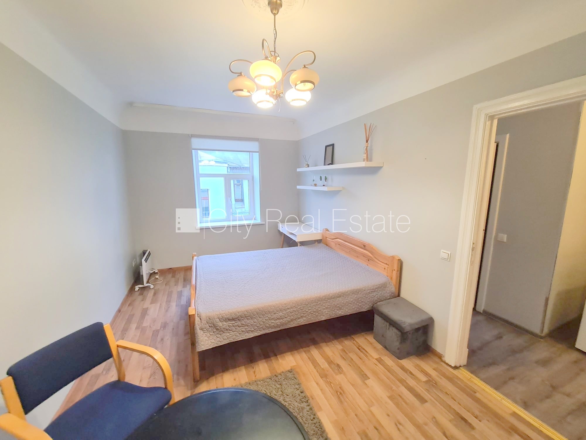 Sludinājumi. Fasādes māja, slēgts pagalms, ieeja no ielas, logi vērsti uz pagalma pusi, istaba izolēta, virtuve, Cena: 250 EUR/mēn Foto #1