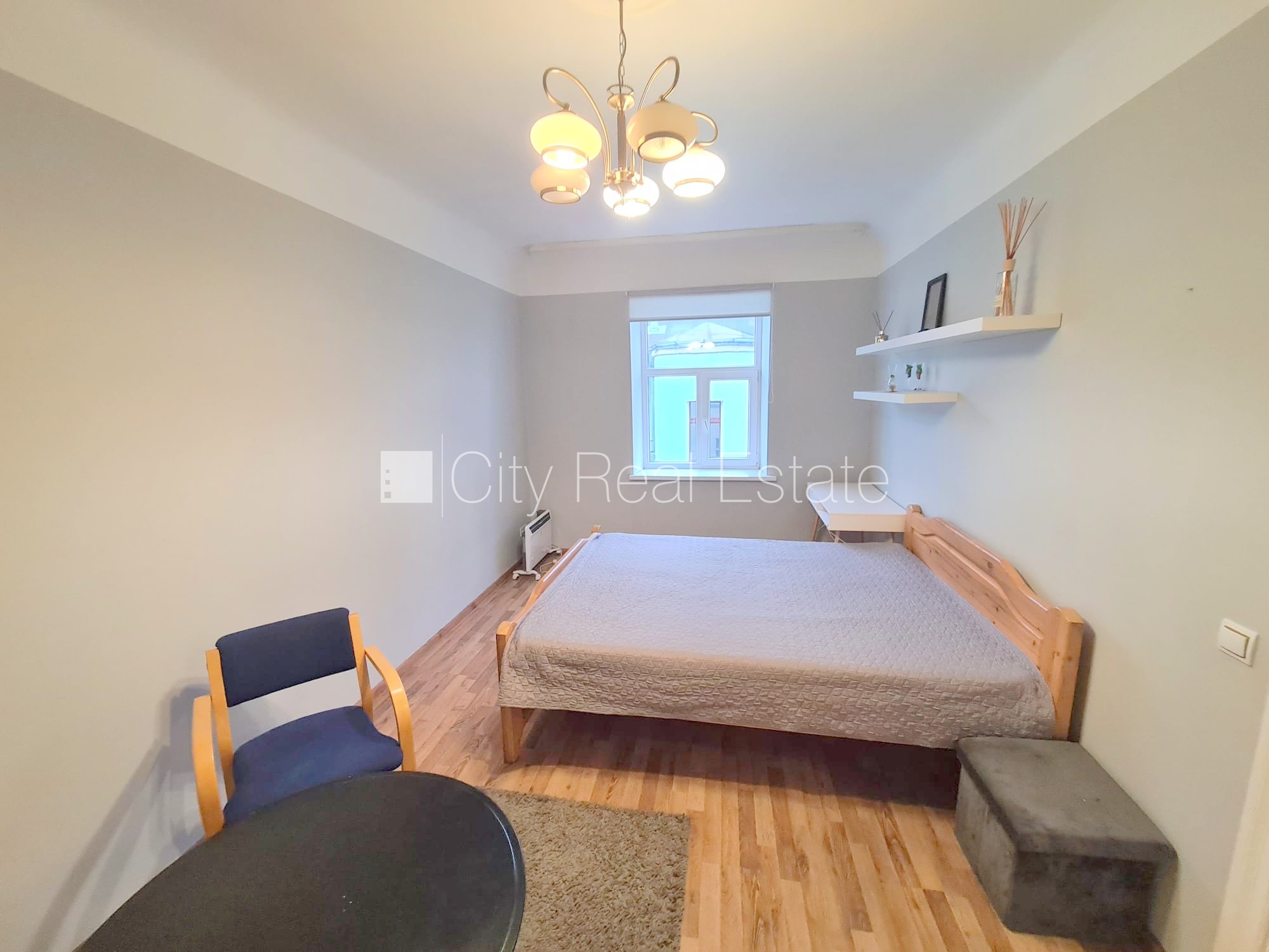 Sludinājumi. Fasādes māja, slēgts pagalms, ieeja no ielas, logi vērsti uz pagalma pusi, istaba izolēta, virtuve, Cena: 250 EUR/mēn Foto #2