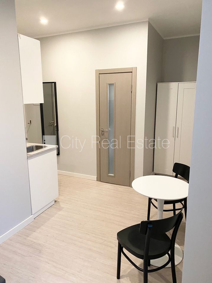 Sludinājumi. Pagalma ēka, renovēta māja, slēgts pagalms, ieeja no ielas un pagalma, kāpņu telpa pēc kapitālā Cena: 320 EUR/mēn Foto #6