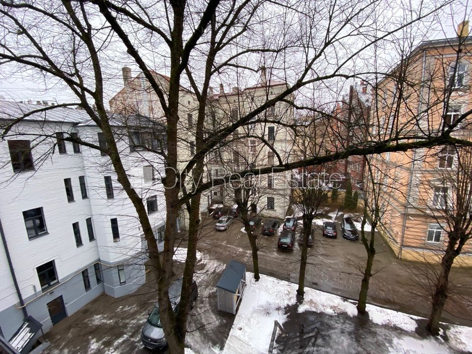 Sludinājumi. Pagalma ēka, renovēta māja, slēgts pagalms, ieeja no ielas un pagalma, kāpņu telpa pēc kapitālā Cena: 320 EUR/mēn Foto #9