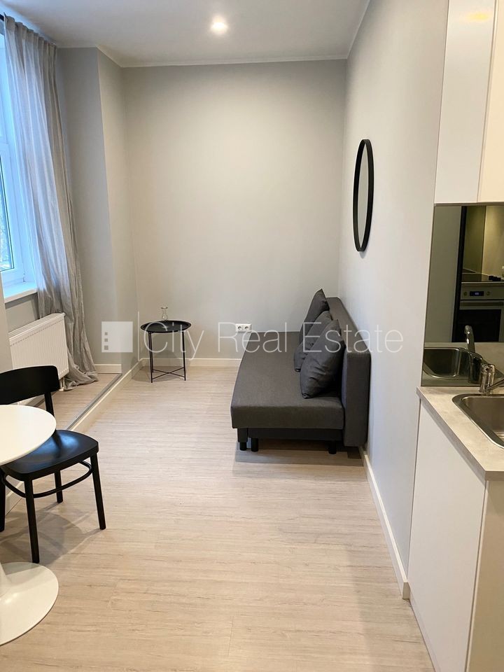 Sludinājumi. Pagalma ēka, renovēta māja, slēgts pagalms, ieeja no ielas un pagalma, kāpņu telpa pēc kapitālā Cena: 320 EUR/mēn Foto #2