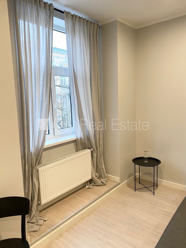 Sludinājumi. Pagalma ēka, renovēta māja, slēgts pagalms, ieeja no ielas un pagalma, kāpņu telpa pēc kapitālā Cena: 320 EUR/mēn Foto #3