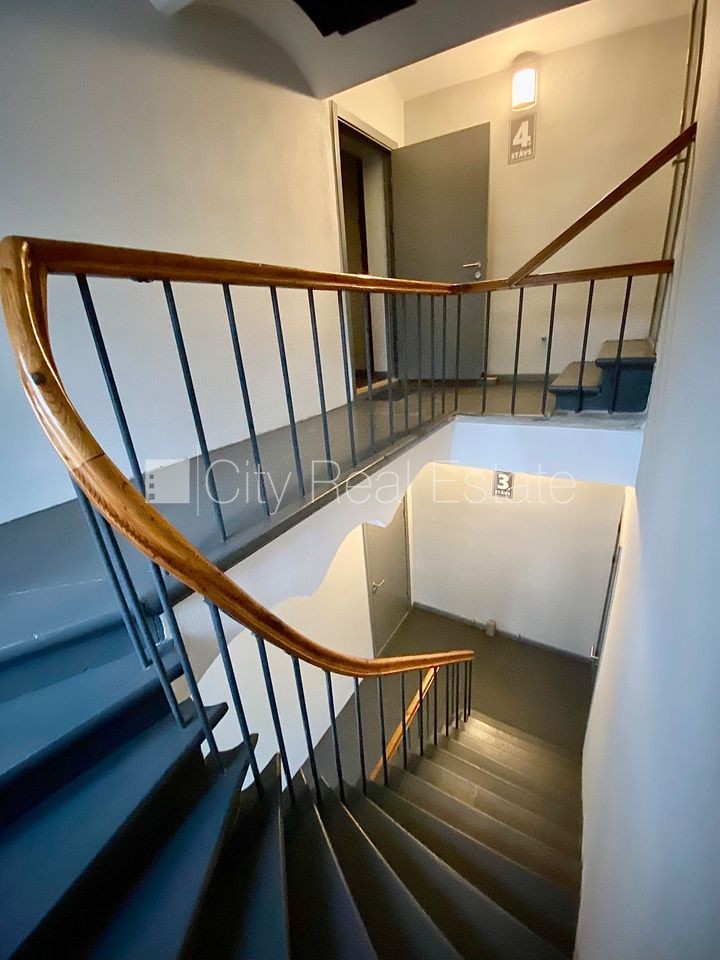 Sludinājumi. Pagalma ēka, renovēta māja, slēgts pagalms, ieeja no ielas un pagalma, kāpņu telpa pēc kapitālā Cena: 320 EUR/mēn Foto #11