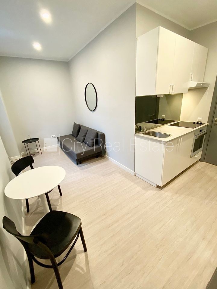 Sludinājumi. Pagalma ēka, renovēta māja, slēgts pagalms, ieeja no ielas un pagalma, kāpņu telpa pēc kapitālā Cena: 320 EUR/mēn Foto #1