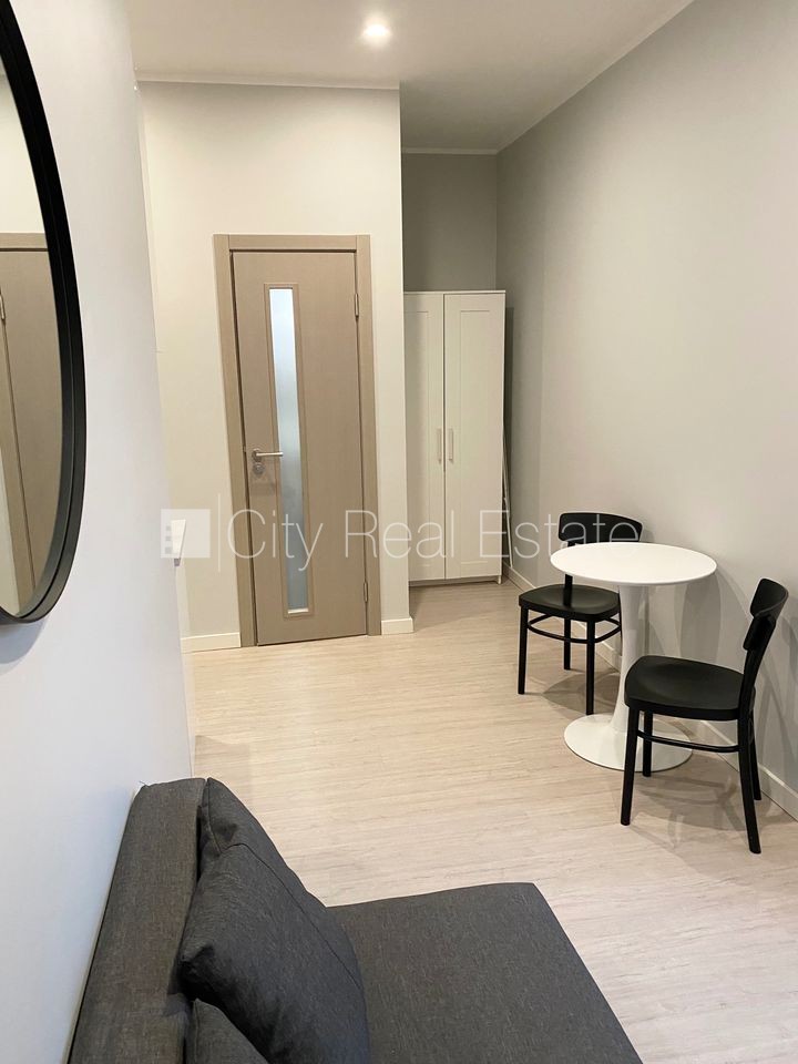 Sludinājumi. Pagalma ēka, renovēta māja, slēgts pagalms, ieeja no ielas un pagalma, kāpņu telpa pēc kapitālā Cena: 320 EUR/mēn Foto #5