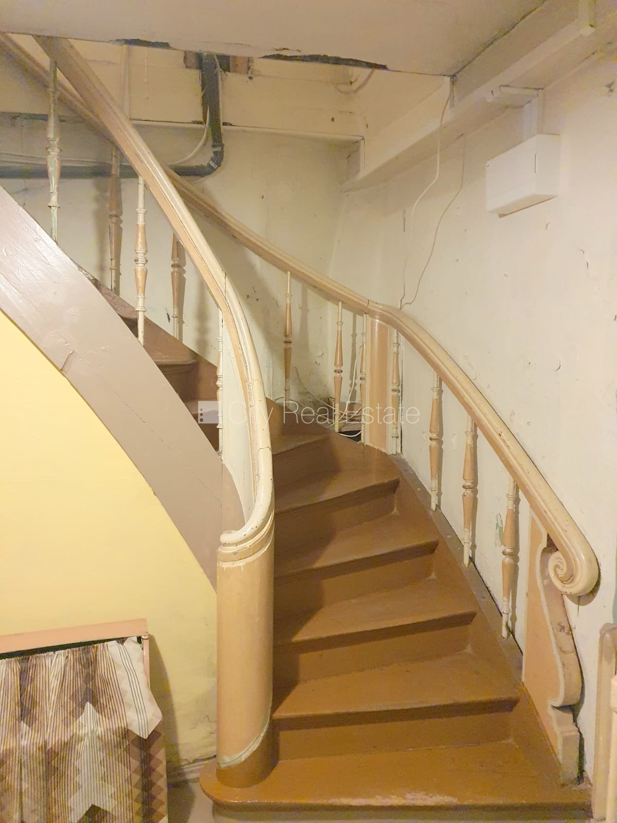 Sludinājumi. Fasādes māja, ieeja no ielas, logi vērsti uz ielas pusi, viena istaba izolēta, viena istaba Cena: 250 EUR/mēn Foto #8