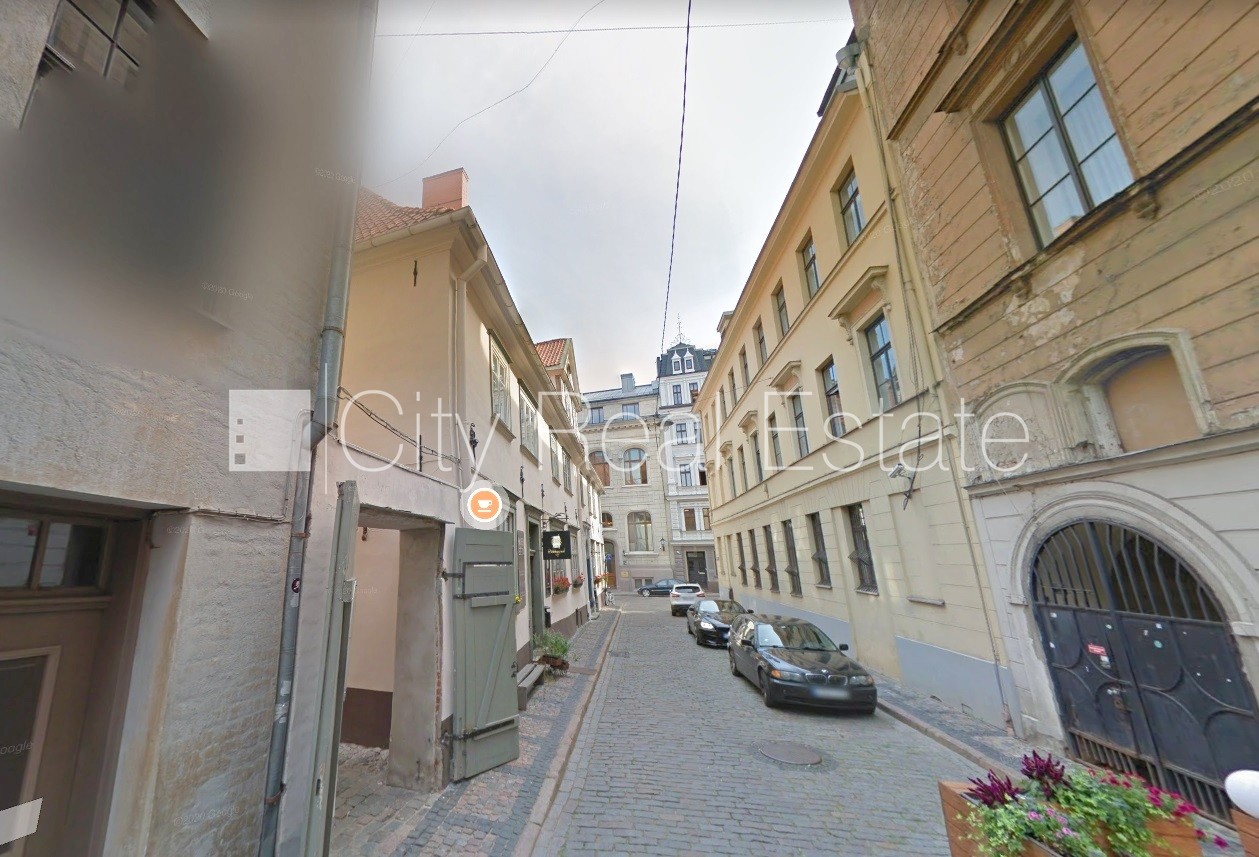 Sludinājumi. Fasādes māja, ieeja no ielas, logi vērsti uz ielas pusi, viena istaba izolēta, viena istaba Cena: 250 EUR/mēn Foto #9