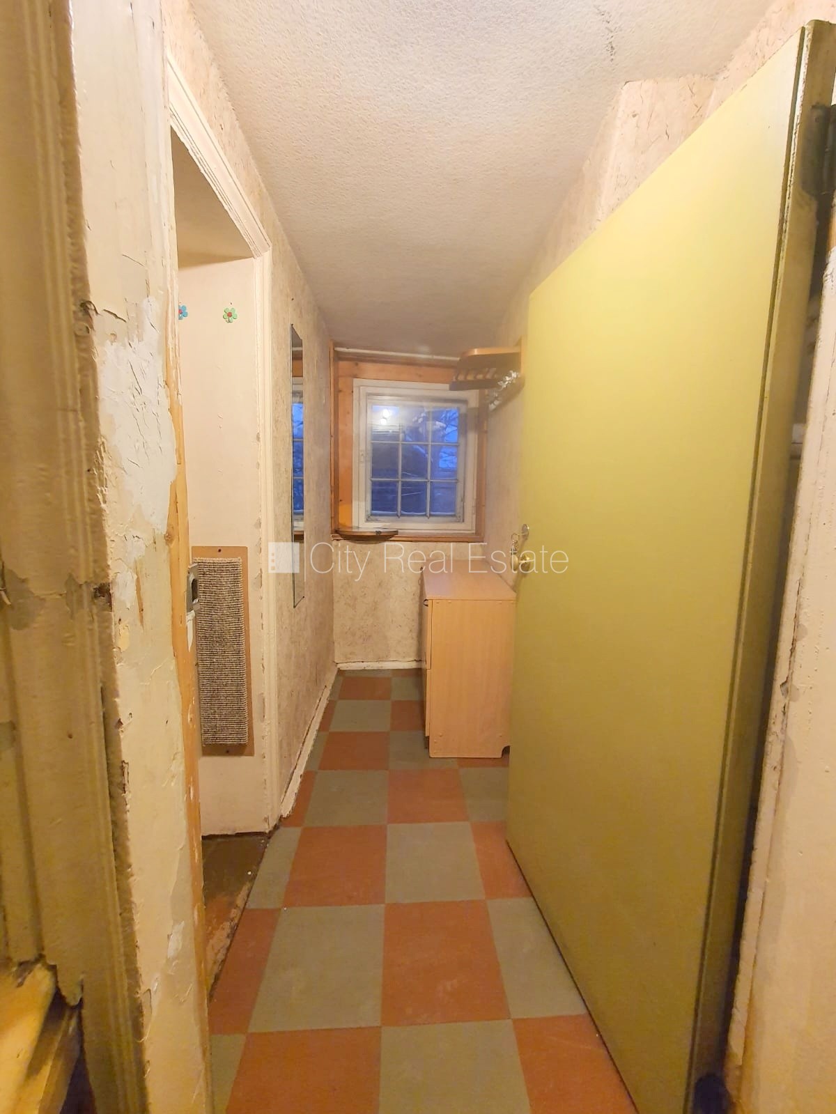 Sludinājumi. Fasādes māja, ieeja no ielas, logi vērsti uz ielas pusi, viena istaba izolēta, viena istaba Cena: 250 EUR/mēn Foto #7