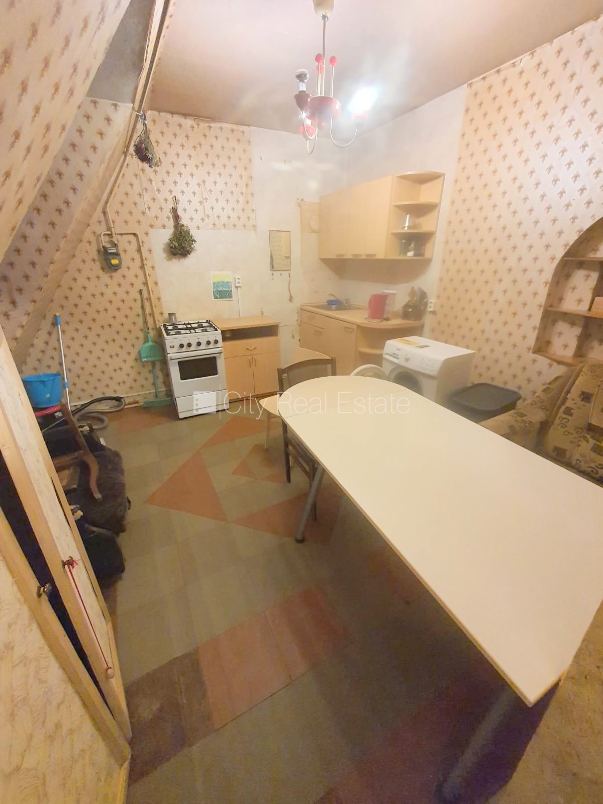 Sludinājumi. Fasādes māja, ieeja no ielas, logi vērsti uz ielas pusi, viena istaba izolēta, viena istaba Cena: 250 EUR/mēn Foto #1