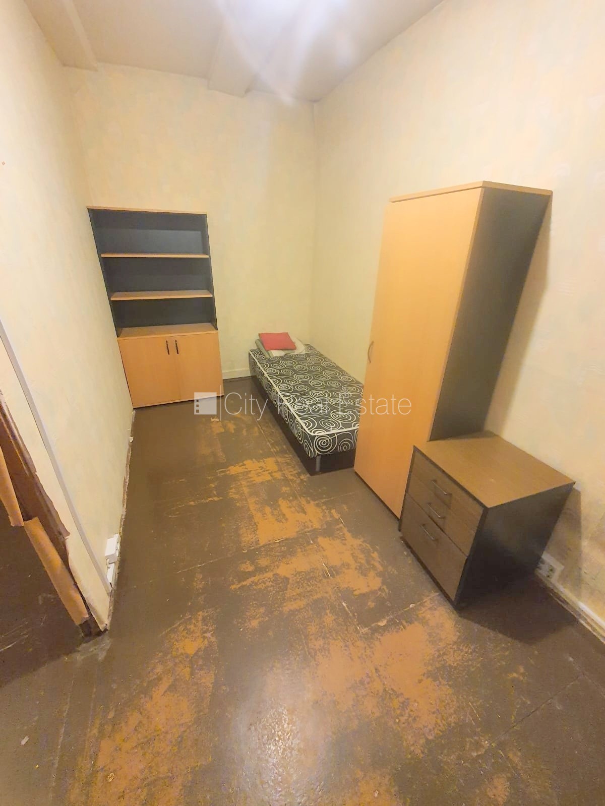 Sludinājumi. Fasādes māja, ieeja no ielas, logi vērsti uz ielas pusi, viena istaba izolēta, viena istaba Cena: 250 EUR/mēn Foto #5