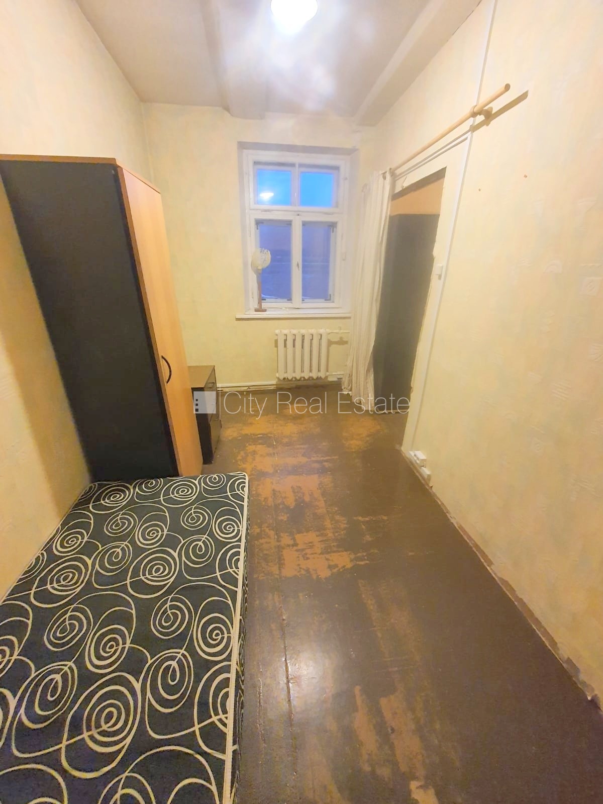 Sludinājumi. Fasādes māja, ieeja no ielas, logi vērsti uz ielas pusi, viena istaba izolēta, viena istaba Cena: 250 EUR/mēn Foto #4