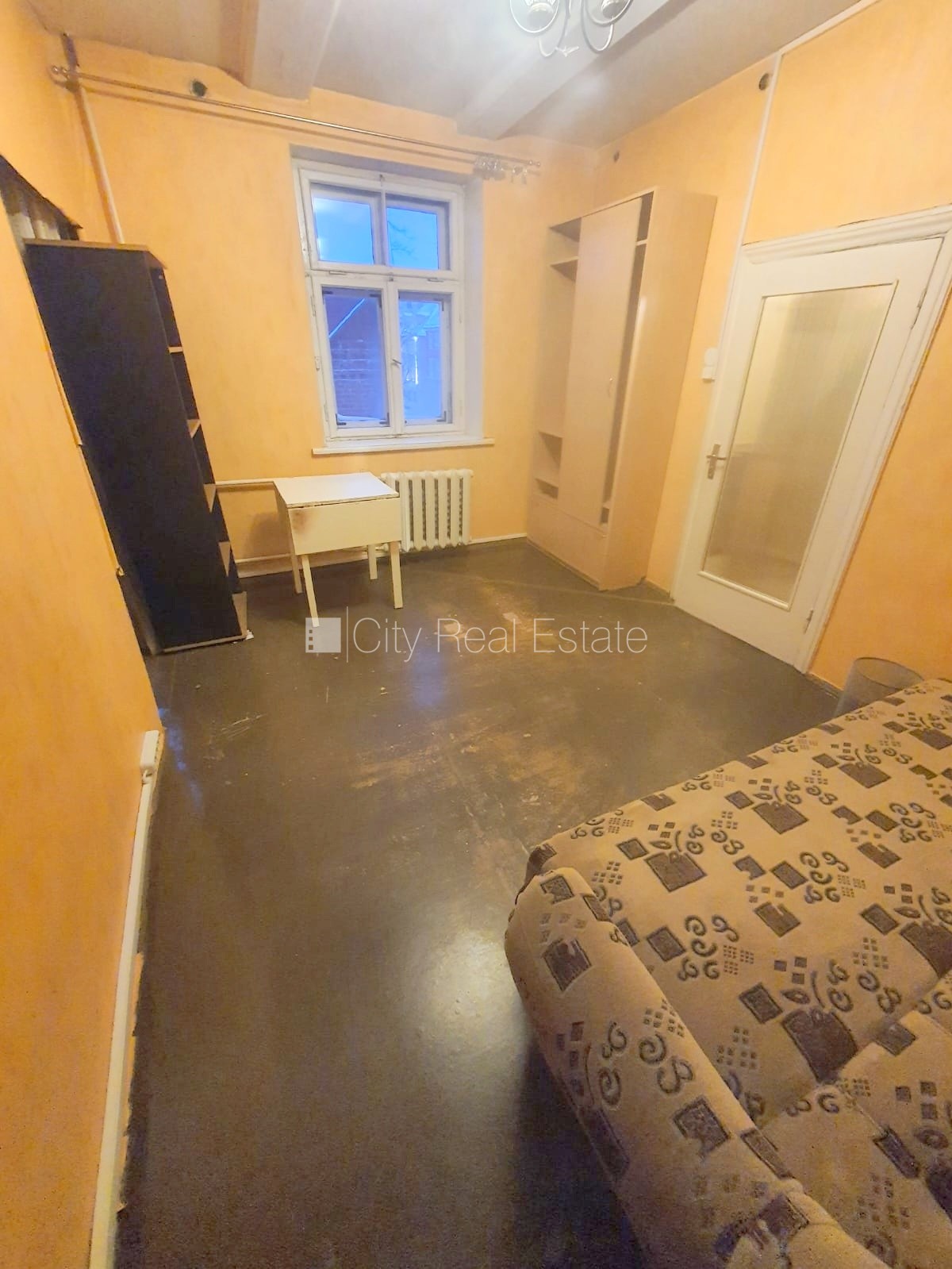 Sludinājumi. Fasādes māja, ieeja no ielas, logi vērsti uz ielas pusi, viena istaba izolēta, viena istaba Cena: 250 EUR/mēn Foto #2