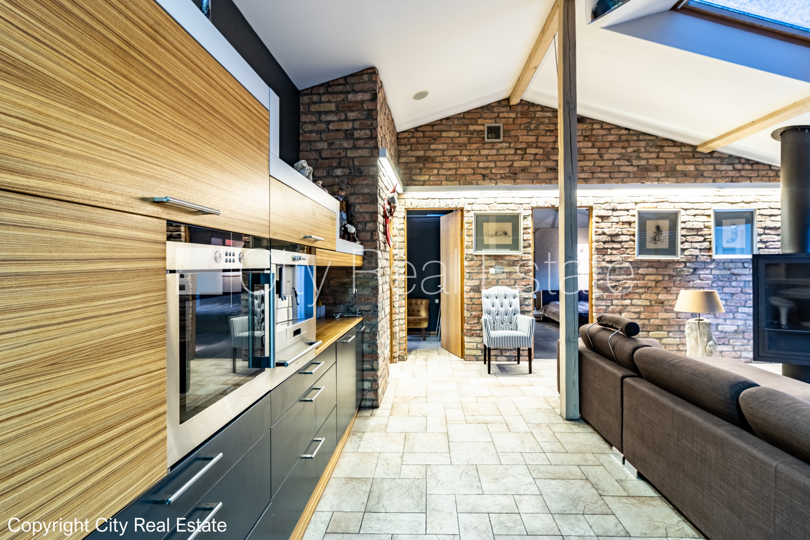 Sludinājumi. Fasādes māja, renovēta māja, ieeja no ielas, ir lifts, terase, logi vērsti mājas abās pusēs, plašs Cena: 2800 EUR/mēn Foto #3